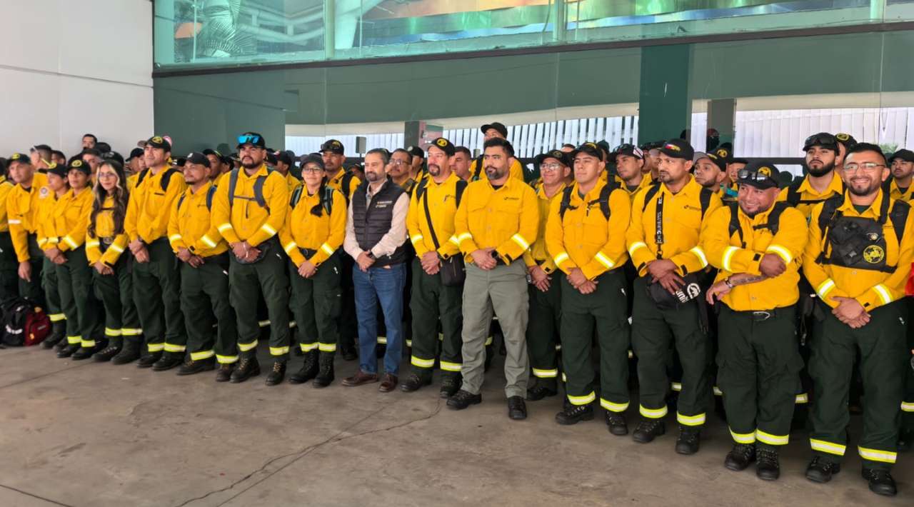 México envía 103 brigadistas más a Canadá para combatir incendios forestales