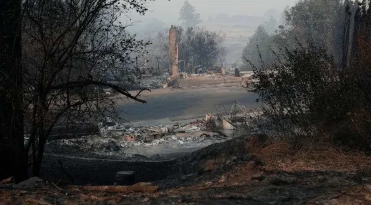 Incendios en Washington obligan a evacuar a 60 mil personas y destruyen al menos 600 estructuras