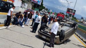 Choque múltiple provoca volcadura en el Paso Express; cierran circulación hacia Cuernavaca