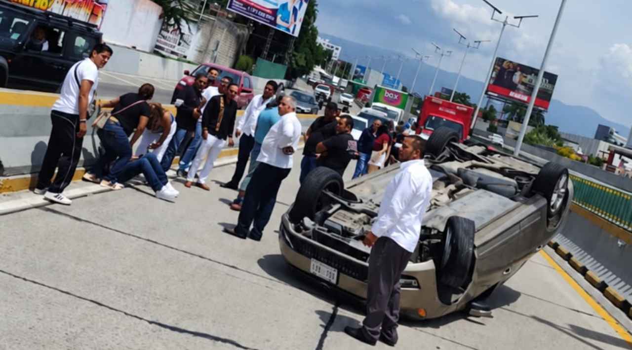 Choque múltiple provoca volcadura en el Paso Express; cierran circulación hacia Cuernavaca