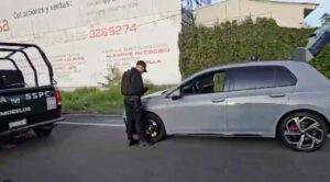 Detienen a hombre con armas en autopista del sol en Temixco