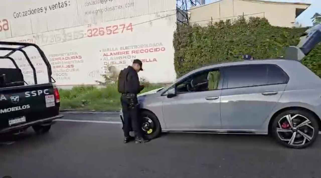 Detienen a hombre con armas en autopista del sol en Temixco