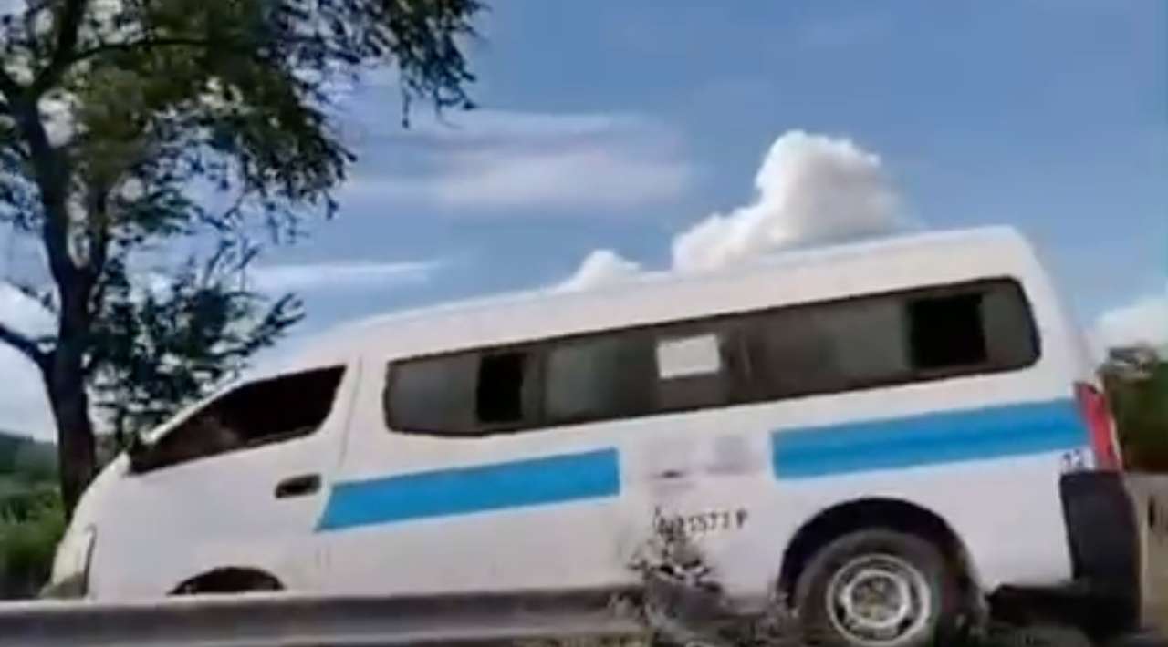 Combi de transporte público se sale del camino en curva de Champalco
