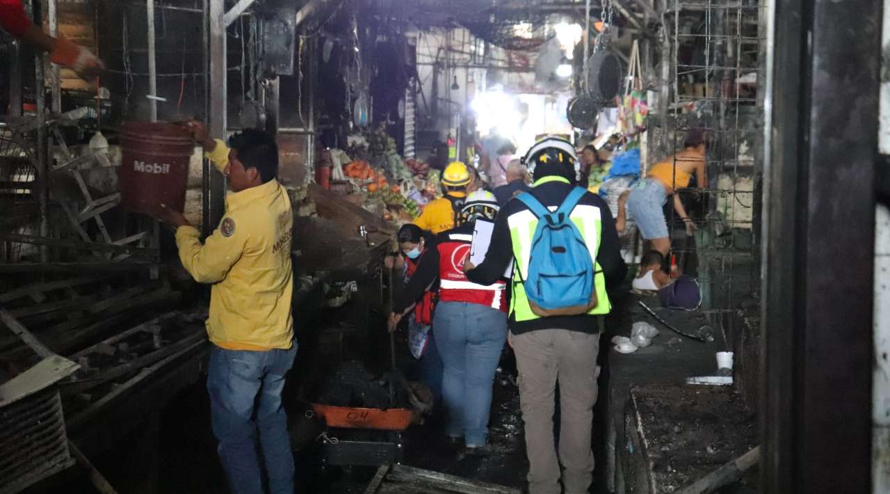 Definen ruta de apoyo a locatarios del Mercado Adolfo López Mateos tras incendio en Cuernavaca