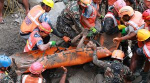 Rescate en Nepal: sacan con vida a dos trabajadores de un túnel tras nueve días atrapados