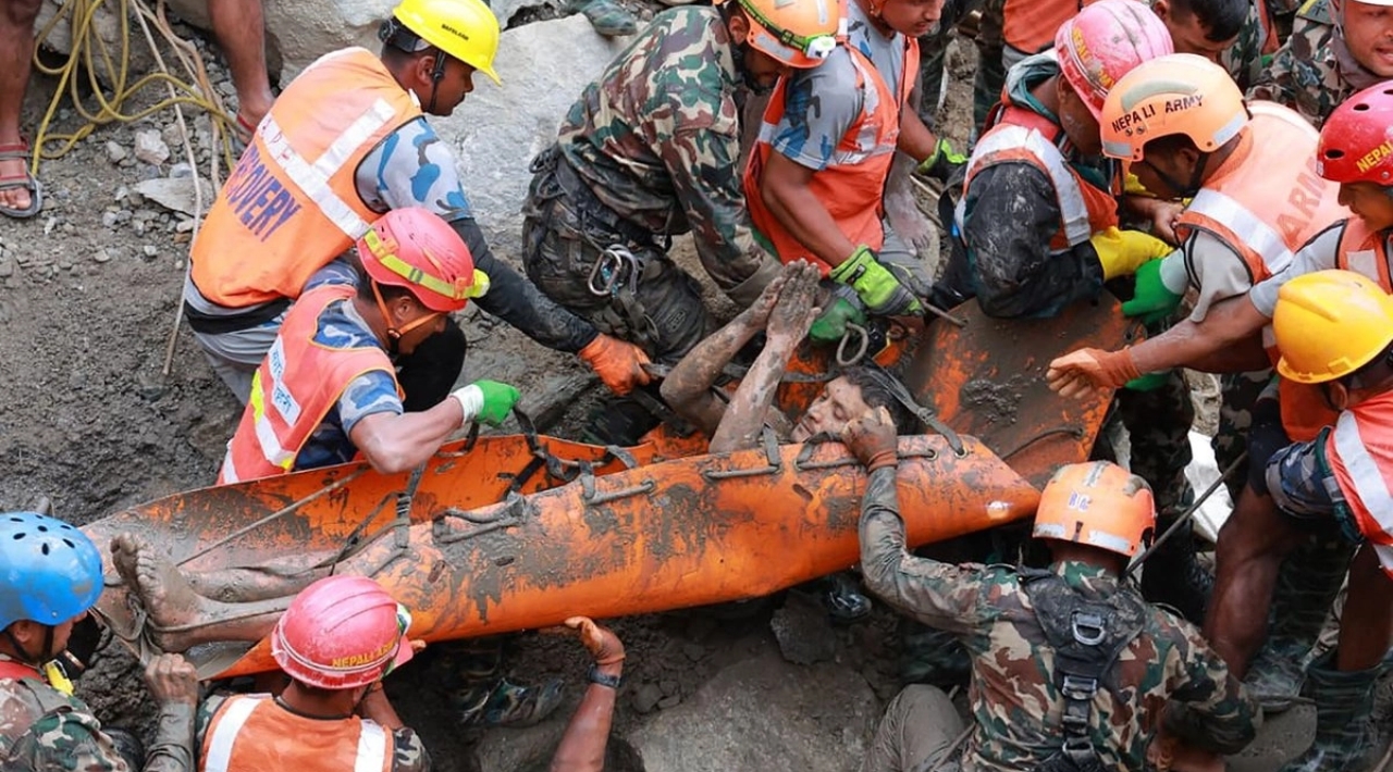 Rescate en Nepal: sacan con vida a dos trabajadores de un túnel tras nueve días atrapados