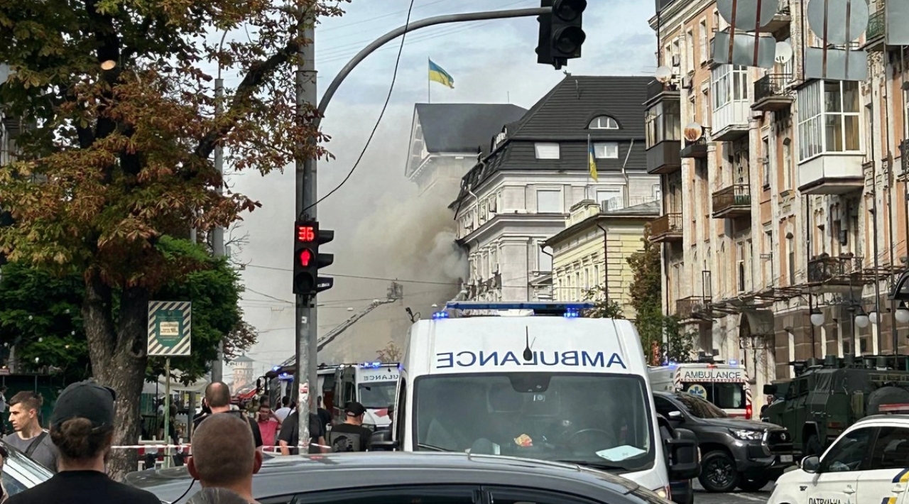 Ataque ruso en Kiev: dron impacta sede de seguridad ucraniana y Zelensky promete respuesta