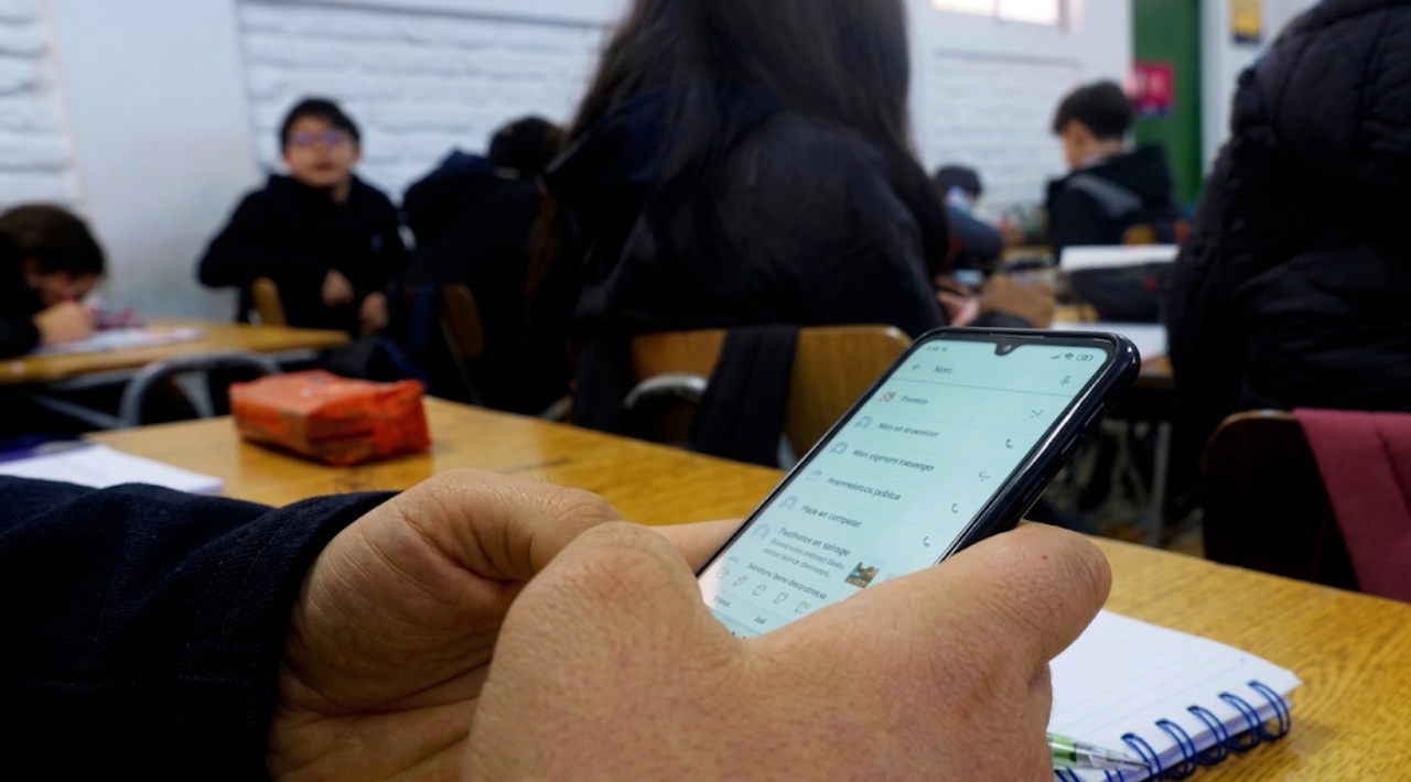 Restringen uso de celulares en primaria y secundaria. Medida entrara en vigor a partir del 3 de noviembre.