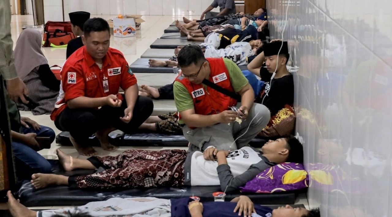 Más de 500 estudiantes son hospitalizados en Indonesia tras intoxicación por comida escolar gratuita