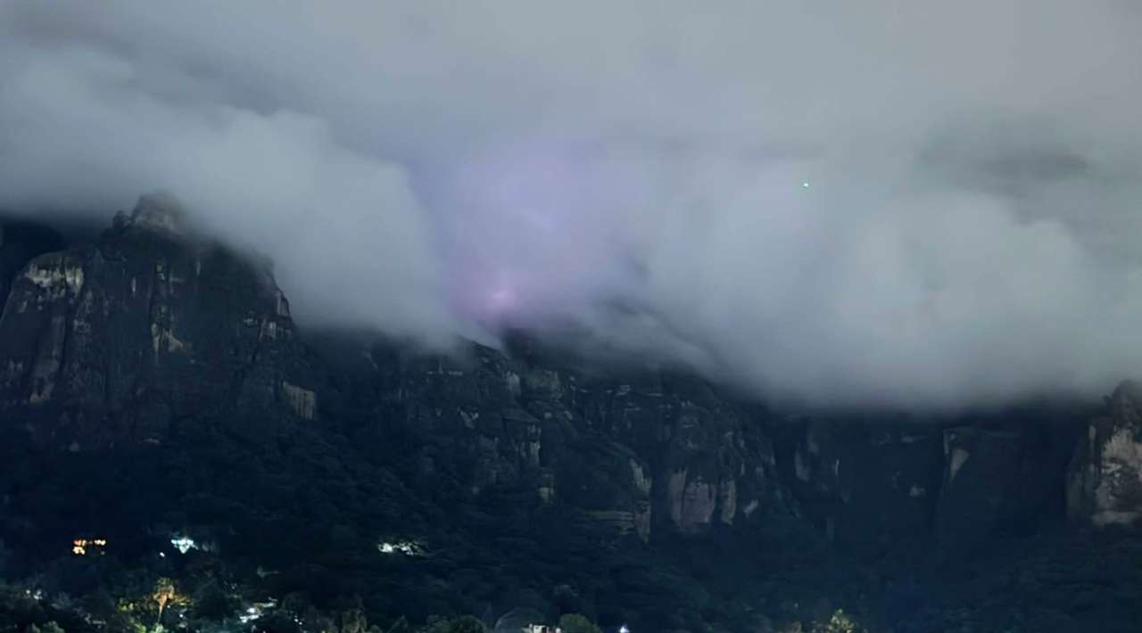 Habitantes celebran la tradicional Velada del Tepozteco en Tepoztlán