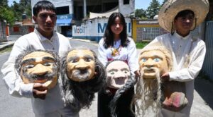 Impulsan taller comunitario de cartonería en Hueyapan para preservar tradiciones locales