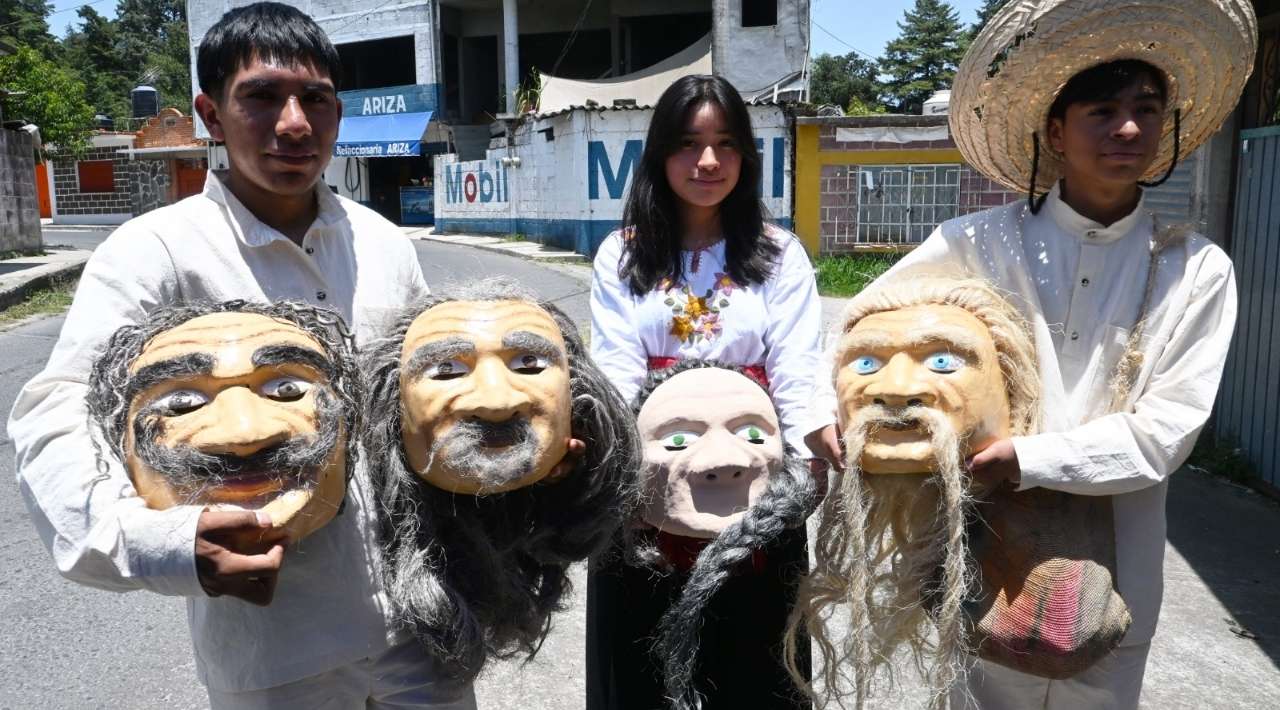 Impulsan taller comunitario de cartonería en Hueyapan para preservar tradiciones locales