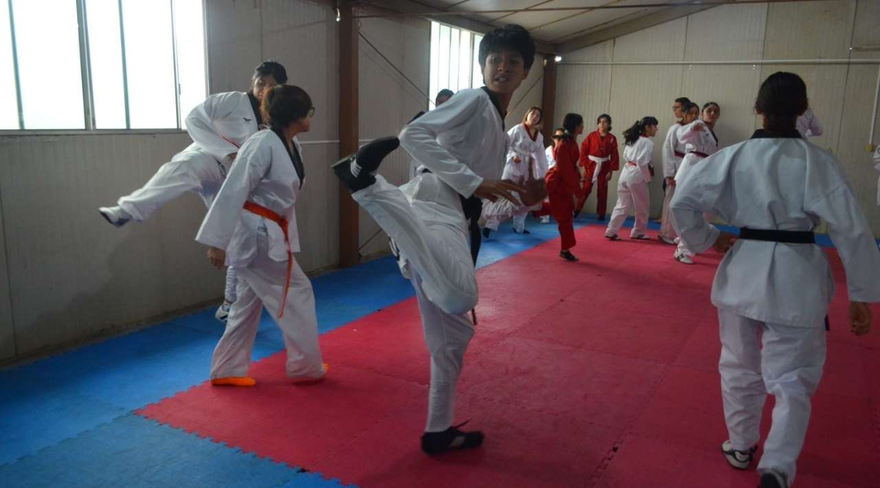 Indem ofrece clases de taekwondo en la Unidad Deportiva Centenario para niñas, niños y jóvenes