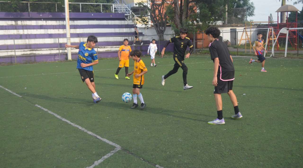 Fomenta Indem el talento deportivo infantil y juvenil con clases de futbol en la unidad deportiva Miraval