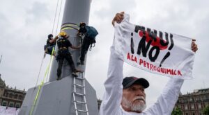 Sheinbaum responde a activistas de Greenpeace por protesta en la plancha del Zócalo contra la megaplanta de amoniaco en Topolobampo