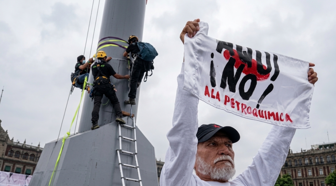 Sheinbaum responde a activistas de Greenpeace por protesta en la plancha del Zócalo contra la megaplanta de amoniaco en Topolobampo