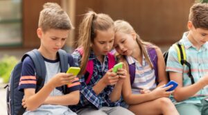 Dinamarca busca prohibir celulares en aulas y patios escolares