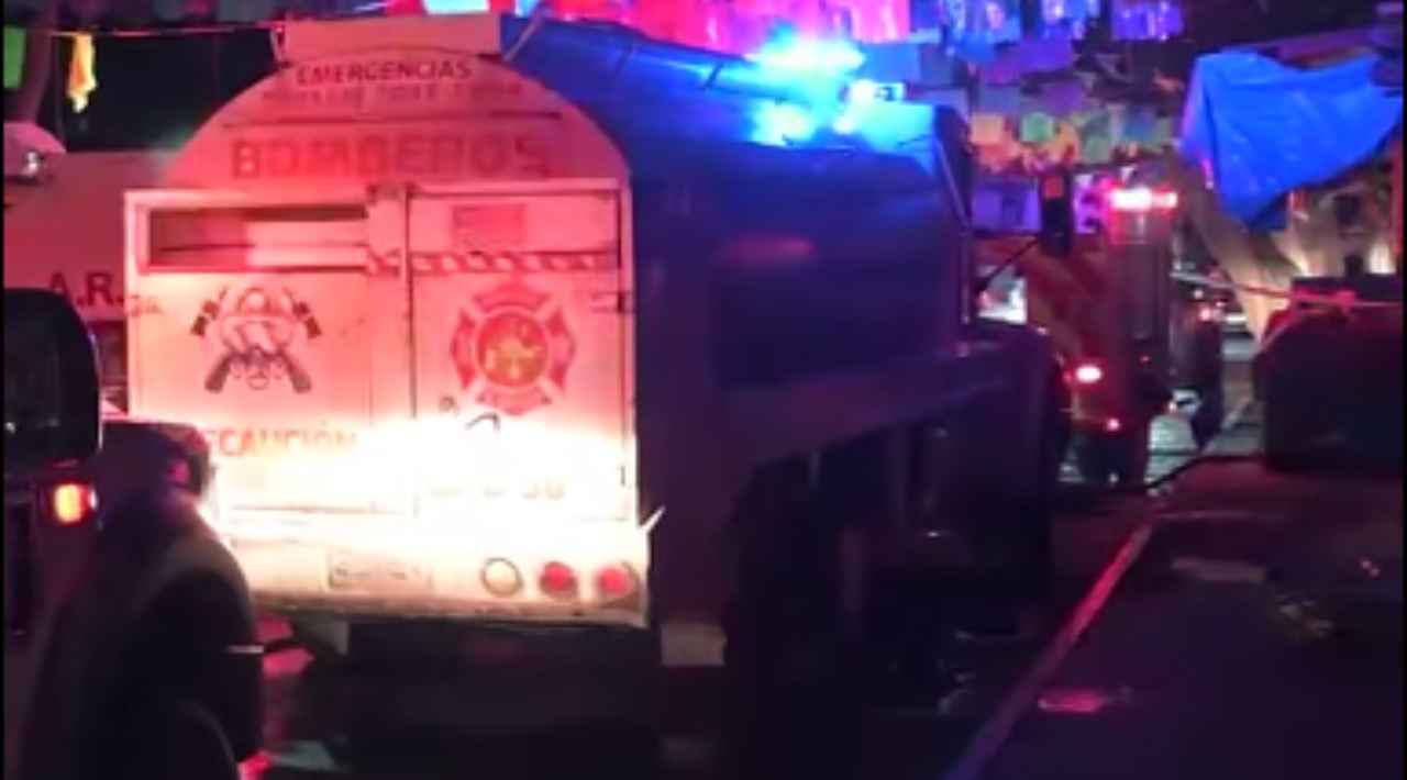 Incendio en el mercado Adolfo López Mateos deja seis locales quemados y tres intoxicados