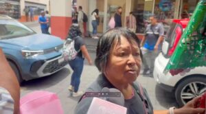 Calles del centro de Cuernavaca se visten de tricolor con la venta de artículos patrios.