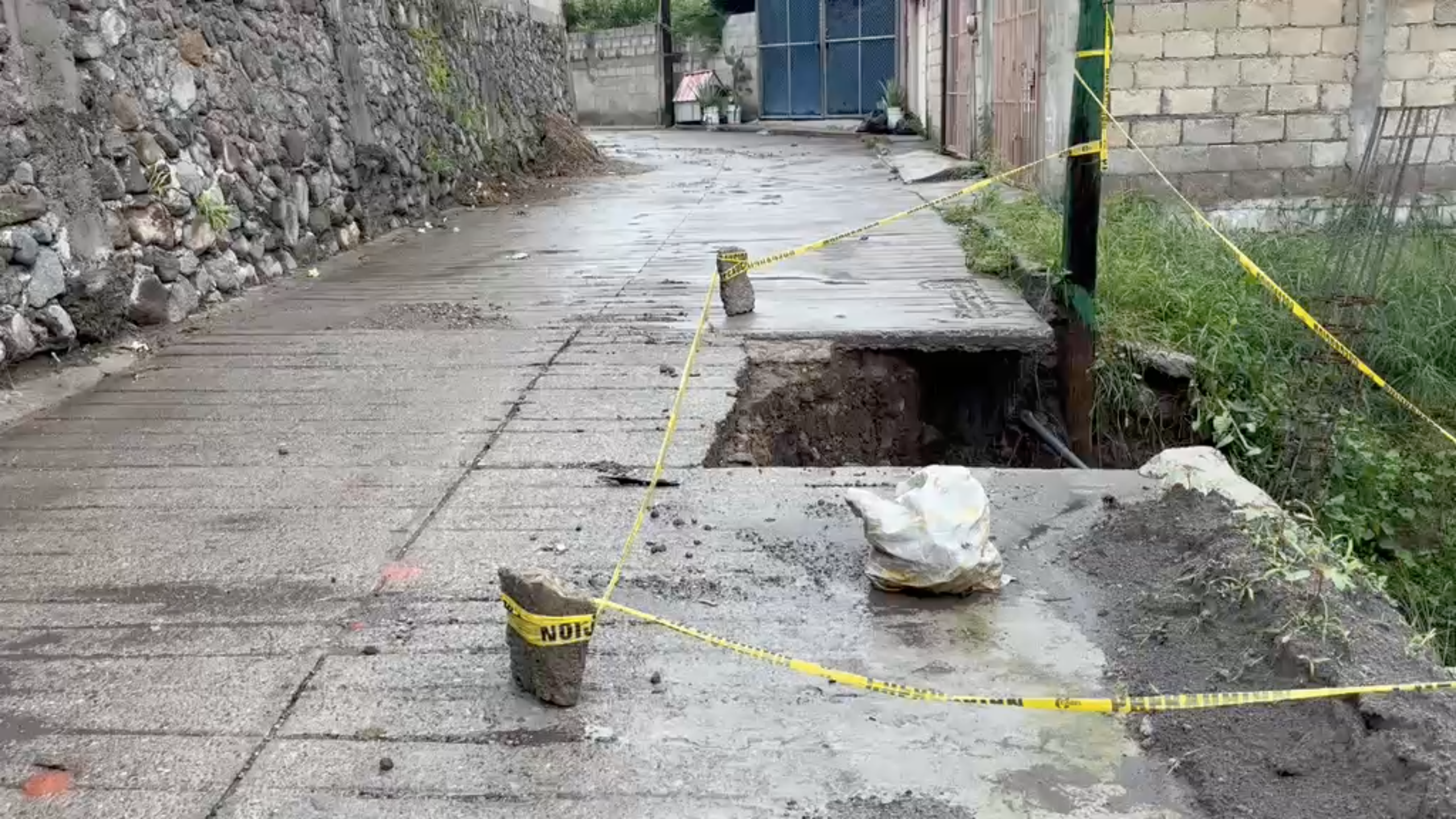 Socavón en Temixco por derrumbe colapsa vivienda en construcción en Los Presidentes