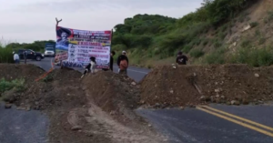 Campesinos levantan bloqueo de 18 horas en la autopista Siglo XXI
