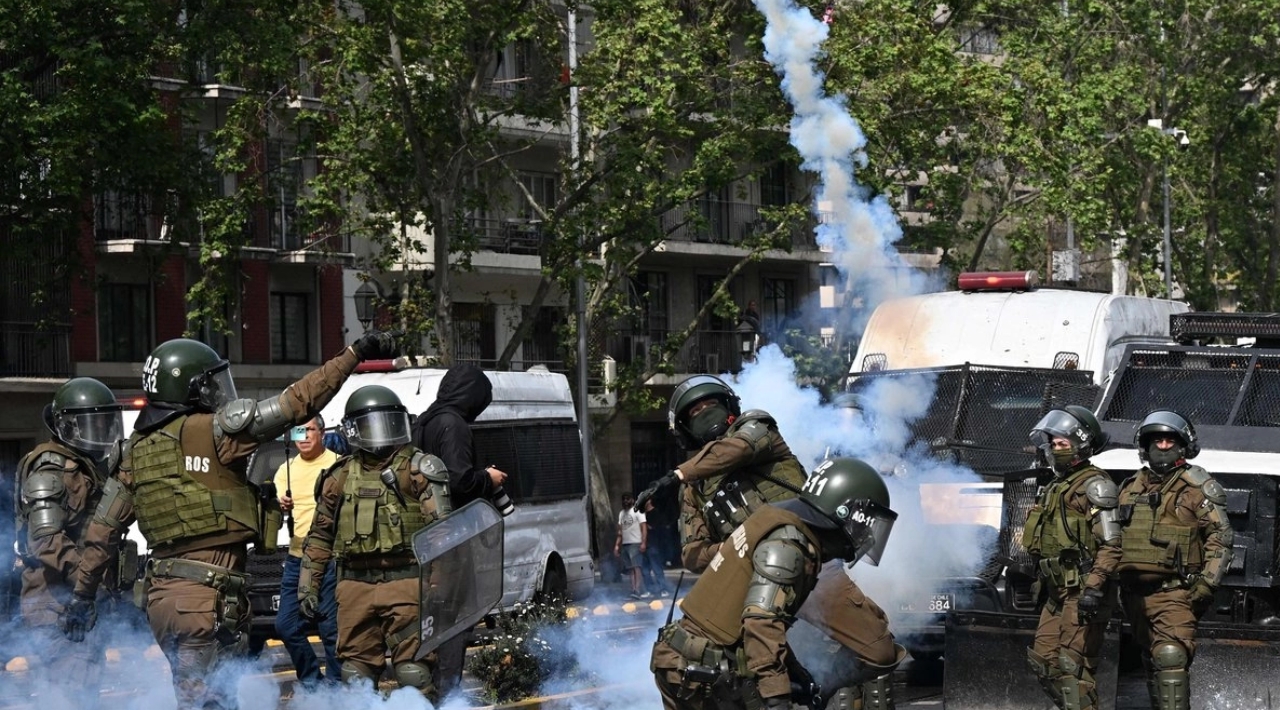 Protesta estudiantil en Chile termina en enfrentamientos con la policía por posibles recortes educativos