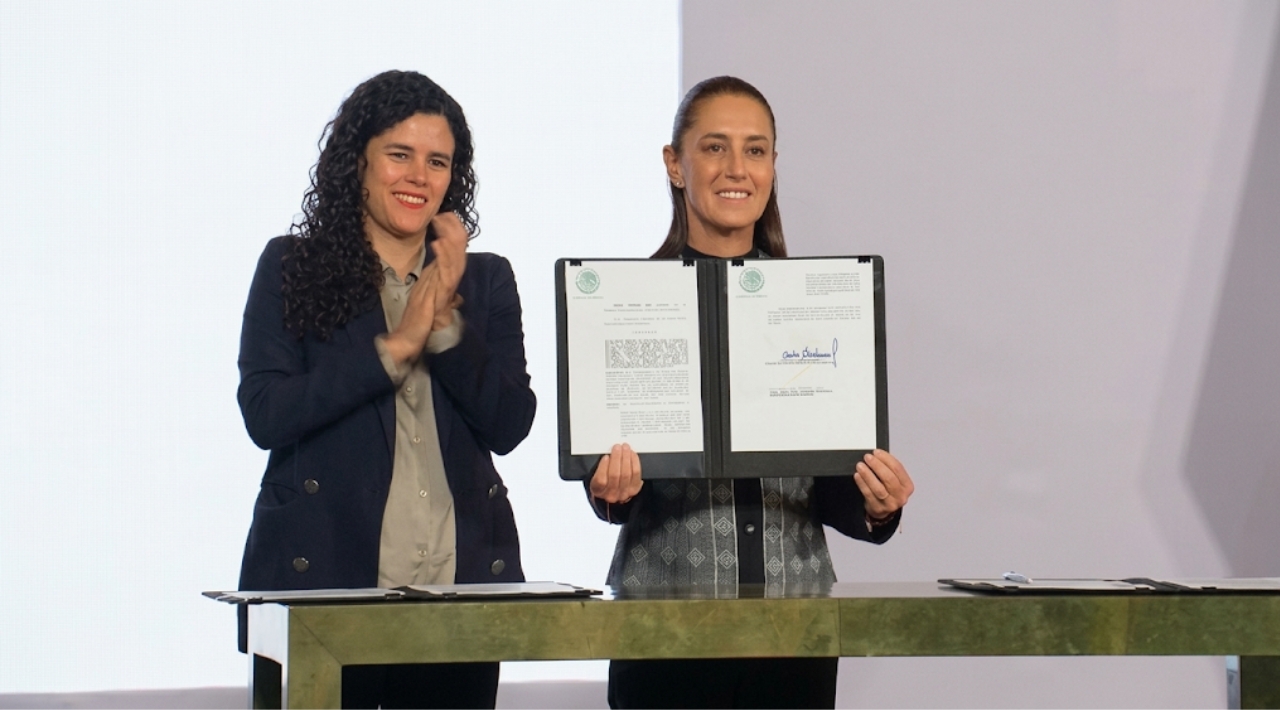 Sheinbaum firma reforma que limita la doble nacionalidad para candidatos a partir de 2028