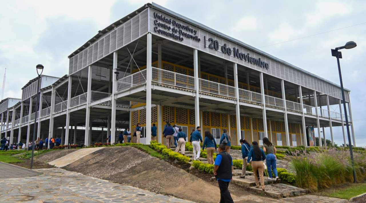 Entrega gobernadora obras públicas en Atlatlahucan en escuelas y unidad deportiva