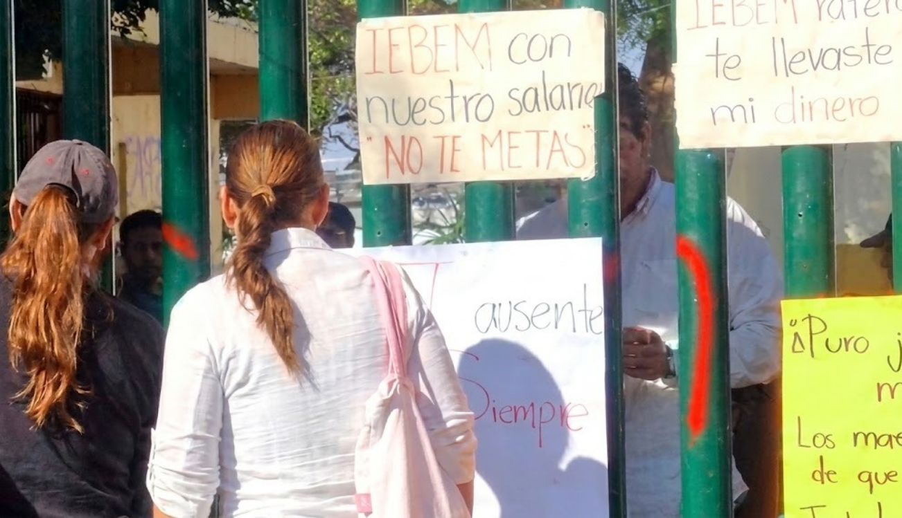 Maestros cierran el IEBEM en Morelos por descuentos en sus nóminas