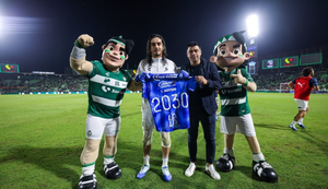 Carlos Acevedo renueva con Santos Laguna hasta 2030 tras rumores de salir a Europa