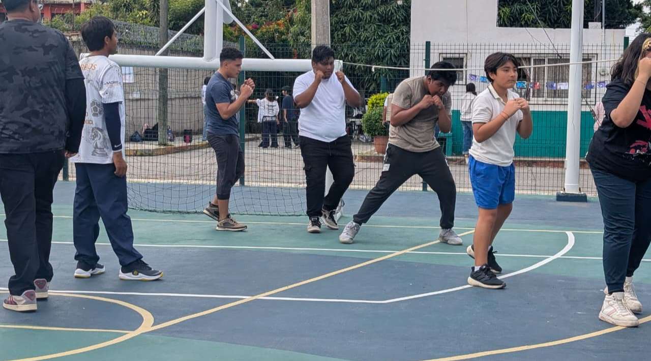 Talleres deportivos en la colonia 2 de Mayo impulsan boxeo, básquetbol y ajedrez comunitario