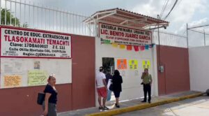 Padres bloquean avenida Morelos en Cuernavaca; piden retiro de maestra