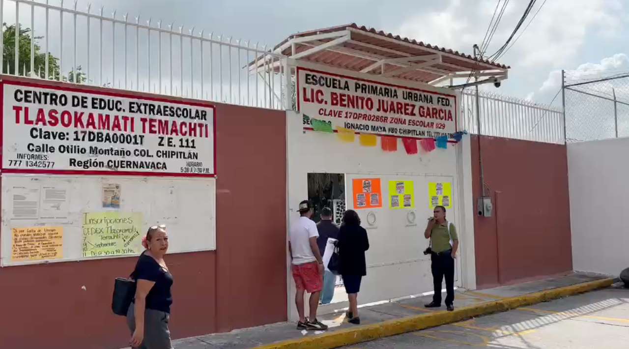 Padres bloquean avenida Morelos en Cuernavaca; piden retiro de maestra