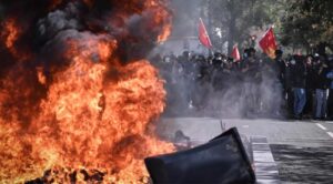 Protestas estudiantiles en Francia obligan al cierre de 400 escuelas por horarios extenuantes