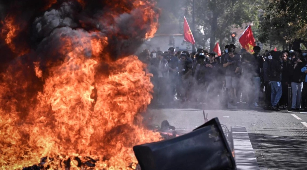 Protestas estudiantiles en Francia obligan al cierre de 400 escuelas por horarios extenuantes