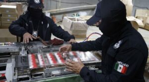 Desmantelan fábrica de cigarros apócrifos en Huixquilucan; aseguran 60 toneladas