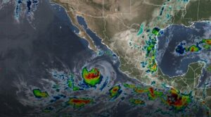 Huracán Rachel se degrada a categoría 2 y provocará lluvias en cinco estados