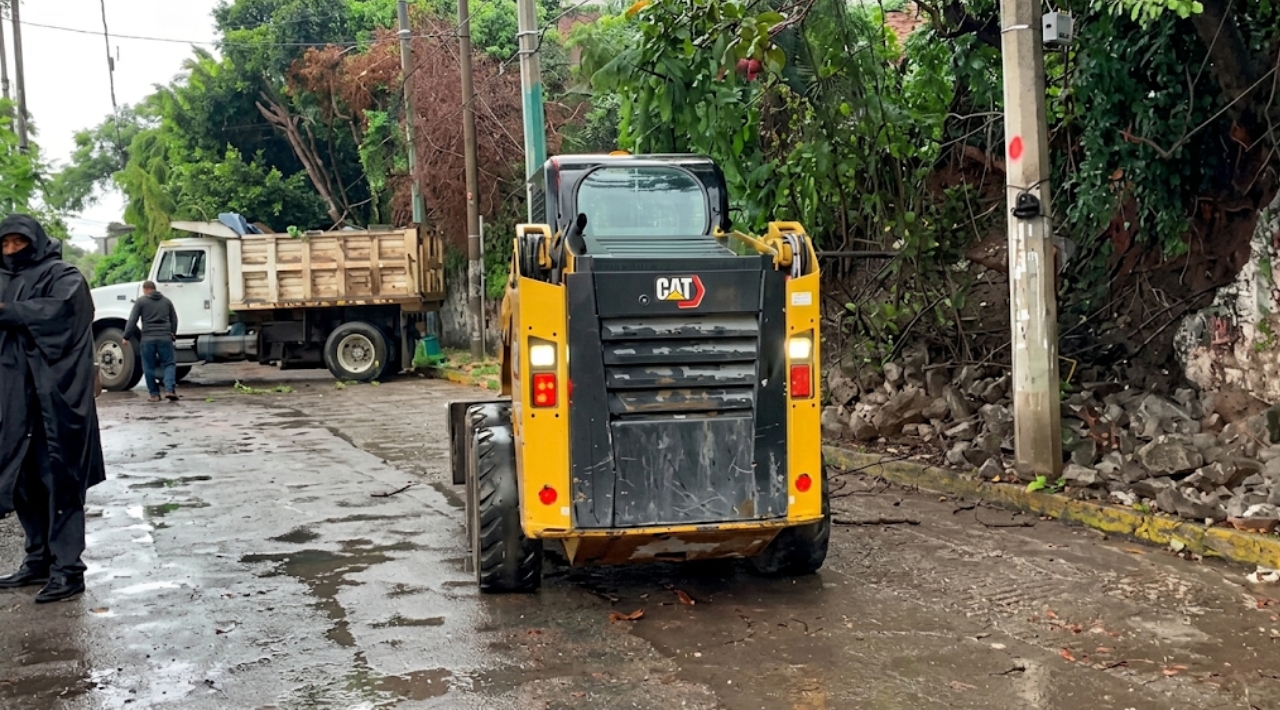 Colapsa barda por intensas lluvias en el centro de Cuernavaca