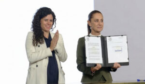 Sheinbaum firma decreto contra contenido violento en redes; plataformas tendrán un mes para aplicarlo