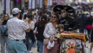 México prevé recibir 1.69 millones de turistas por el Día de Muertos; estima ocupación hotelera de 58.9%