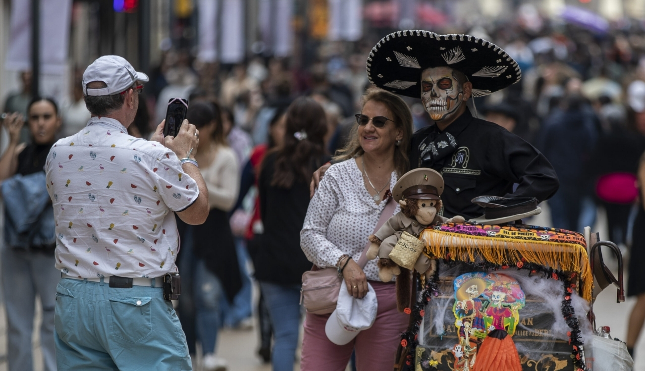 México prevé recibir 1.69 millones de turistas por el Día de Muertos; estima ocupación hotelera de 58.9%