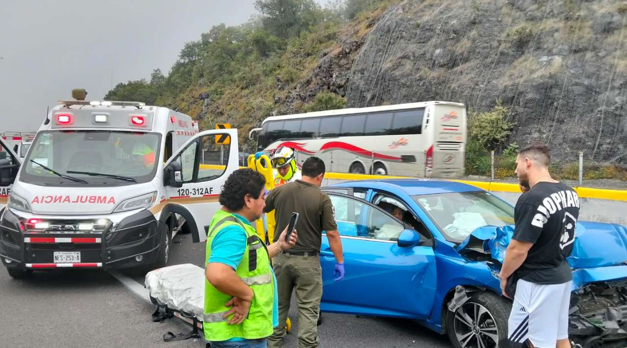 Percance vial moviliza a cuerpos de emergencia en Cuajomulco