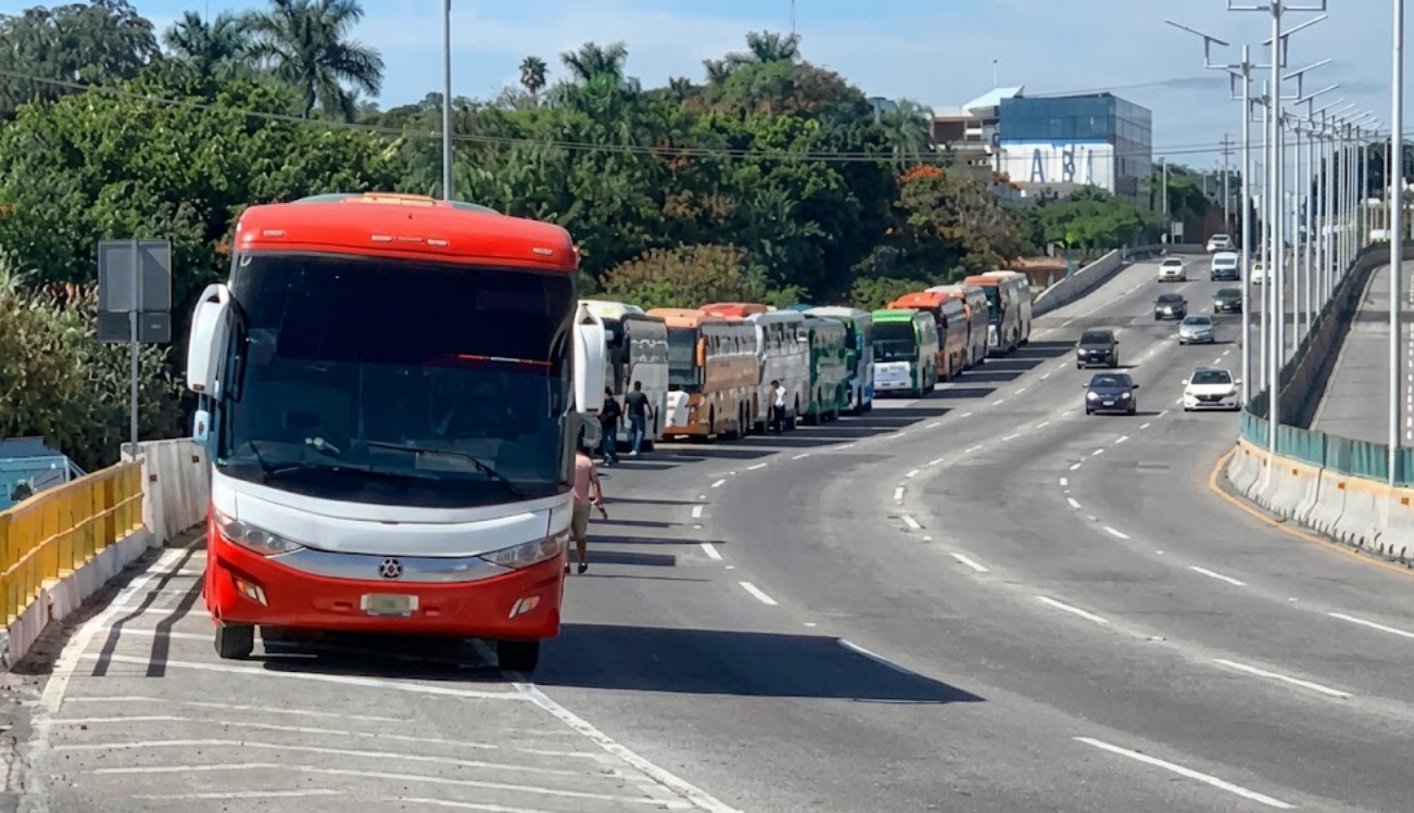 Transportistas se concentran en la autopista del Sol en Cuernavaca sin bloquear vialidades