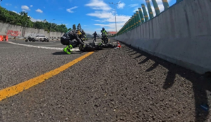 Motociclista sale proyectado tras caer en un bache en la autopista La Pera-Cuautla