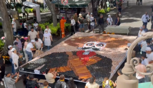 Elaboran calavera monumental con 3 mil 680 piezas de pan de muerto en Cuernavaca