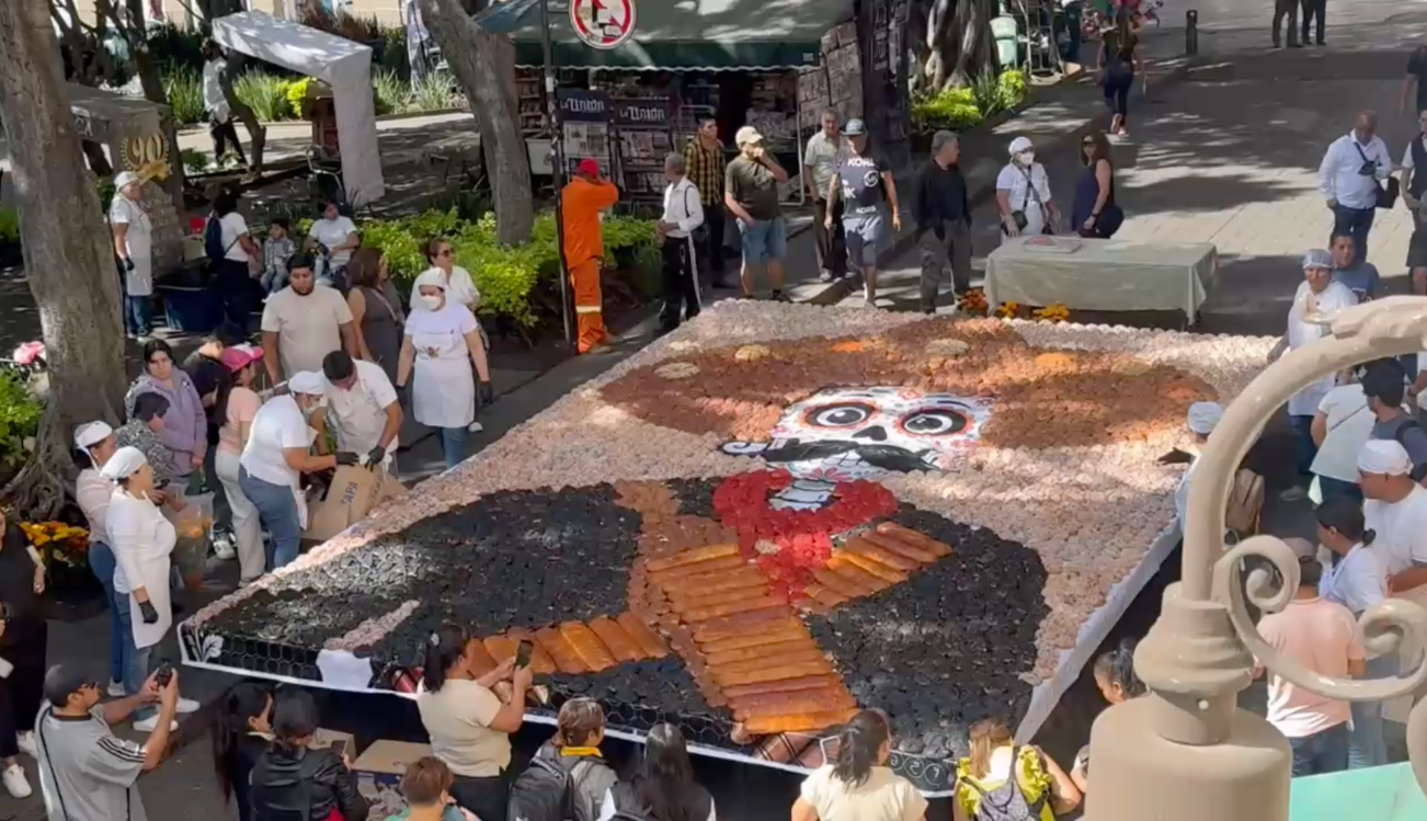 Elaboran calavera monumental con 3 mil 680 piezas de pan de muerto en Cuernavaca