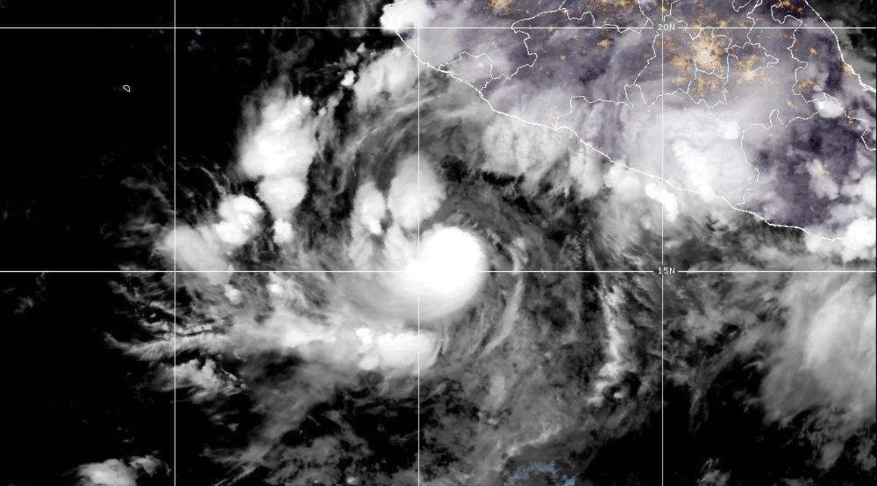 Huracán Simon amenaza costas del Pacífico; alertan por lluvias torrenciales y oleaje elevado