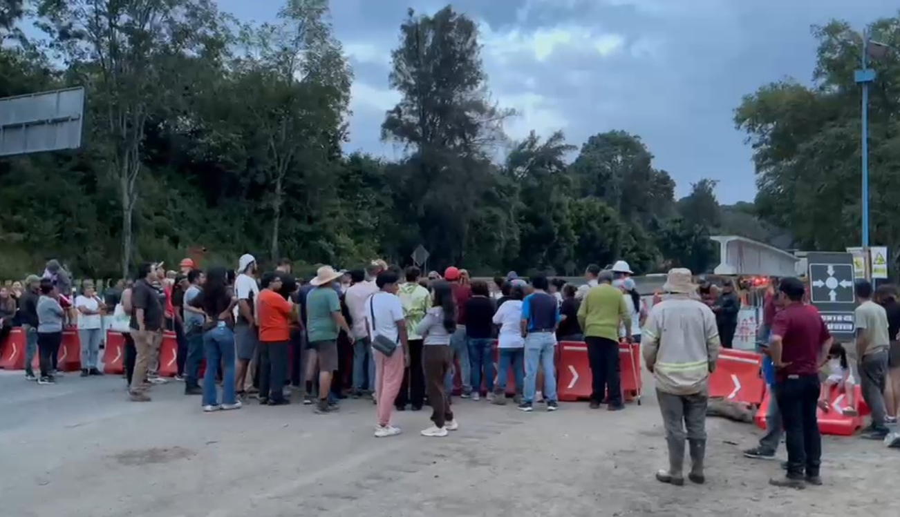 Bloquean autopista México-Cuernavaca por falta de agua en Chamilpa