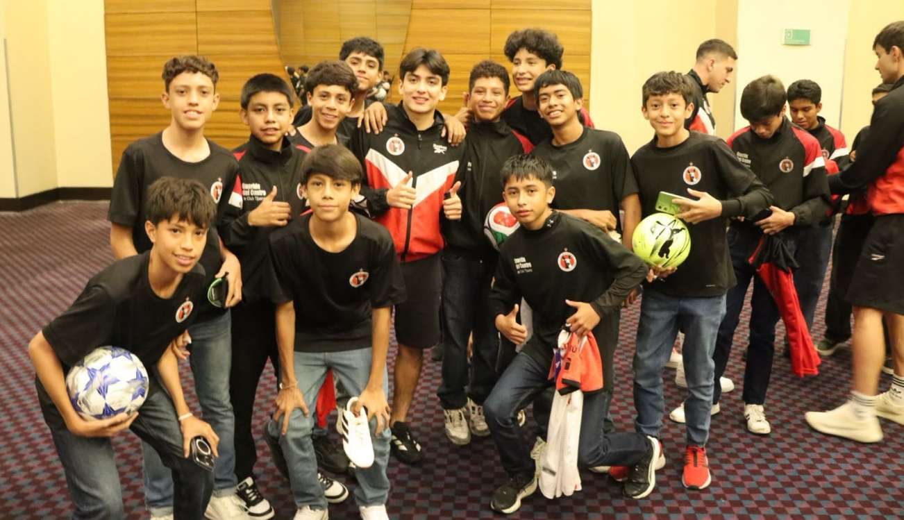 60 jóvenes de Morelos conviven con Gilberto Mora, figura de Xolos de Tijuana