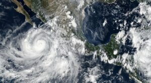 Huracán Rachel se intensifica a categoría 2
